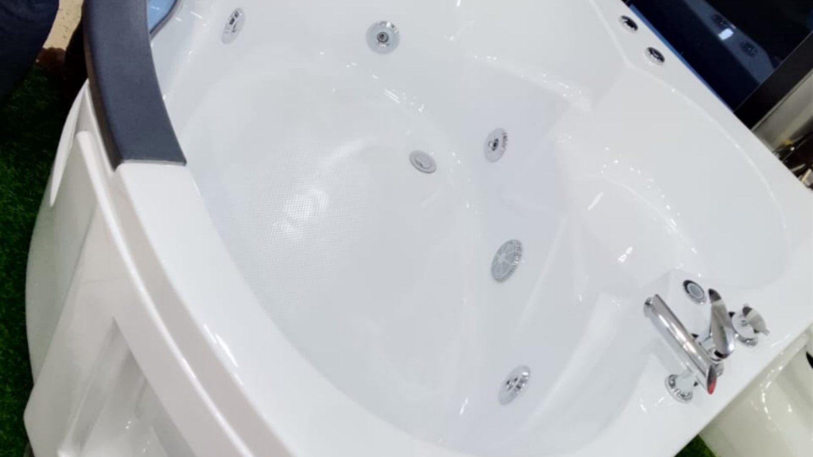 Arc shaped Fiber jacuzzi bathtub - Image 2