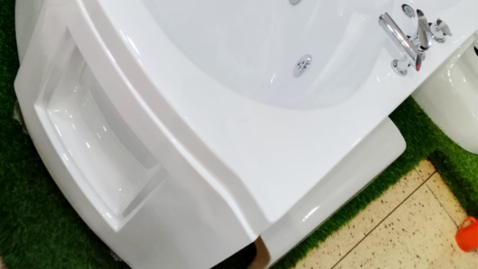 Arc shaped Fiber jacuzzi bathtub - Image 3