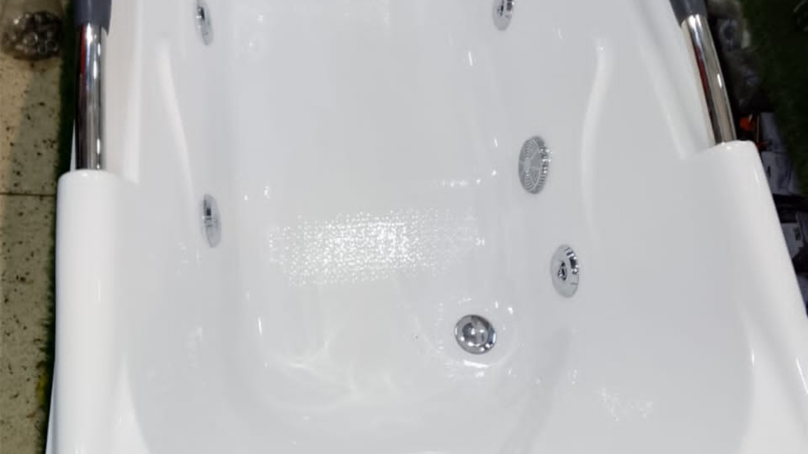 A rectangular fiber jacuzzi bathtub - Image 2