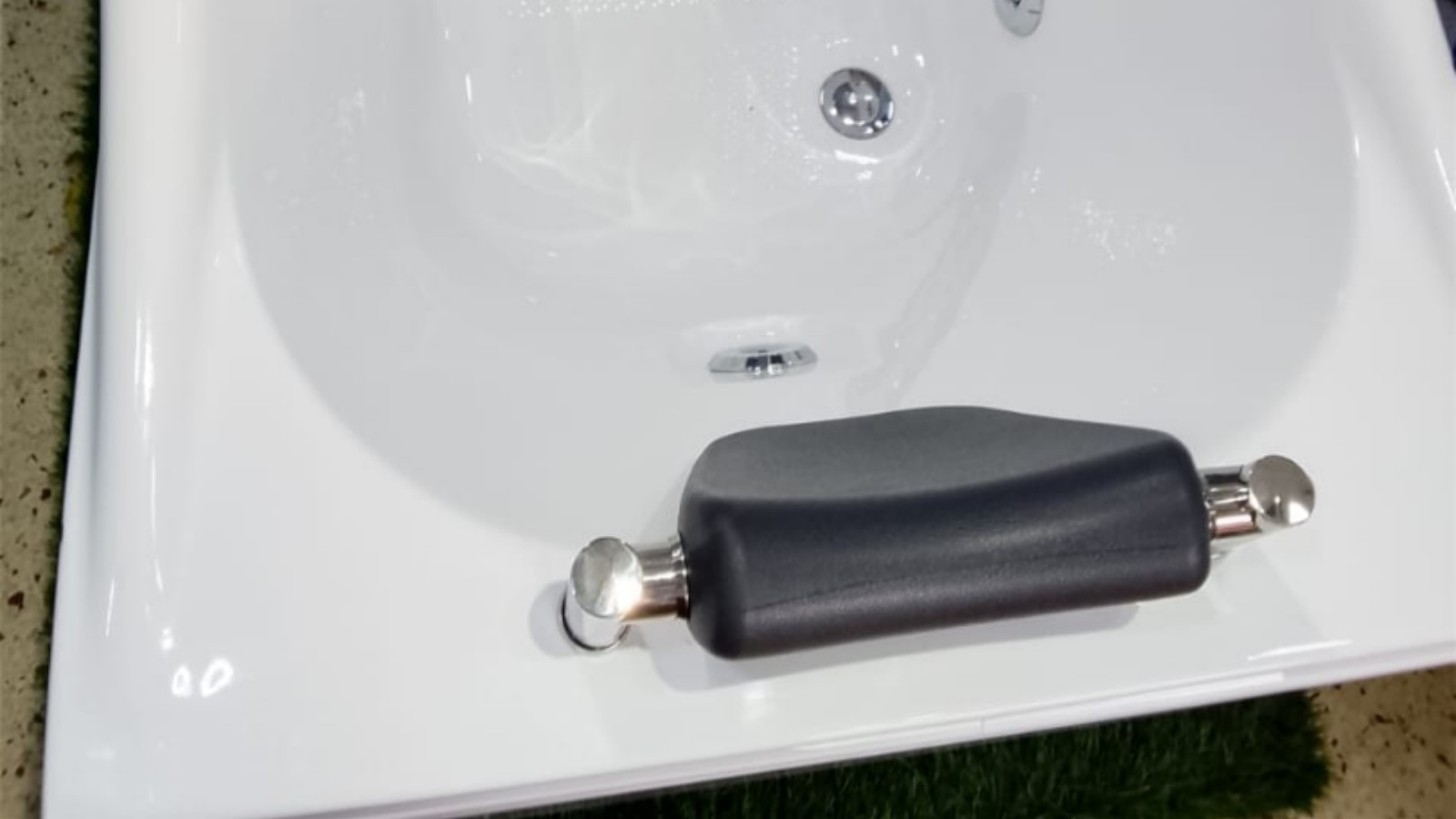 A rectangular fiber jacuzzi bathtub - Image 3