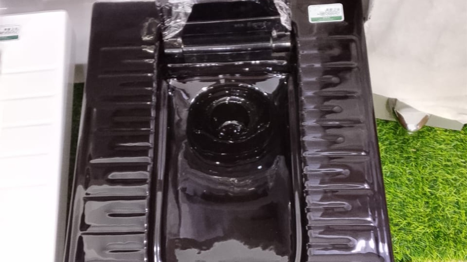 Black liagdu squatting pan toilet - Image 2